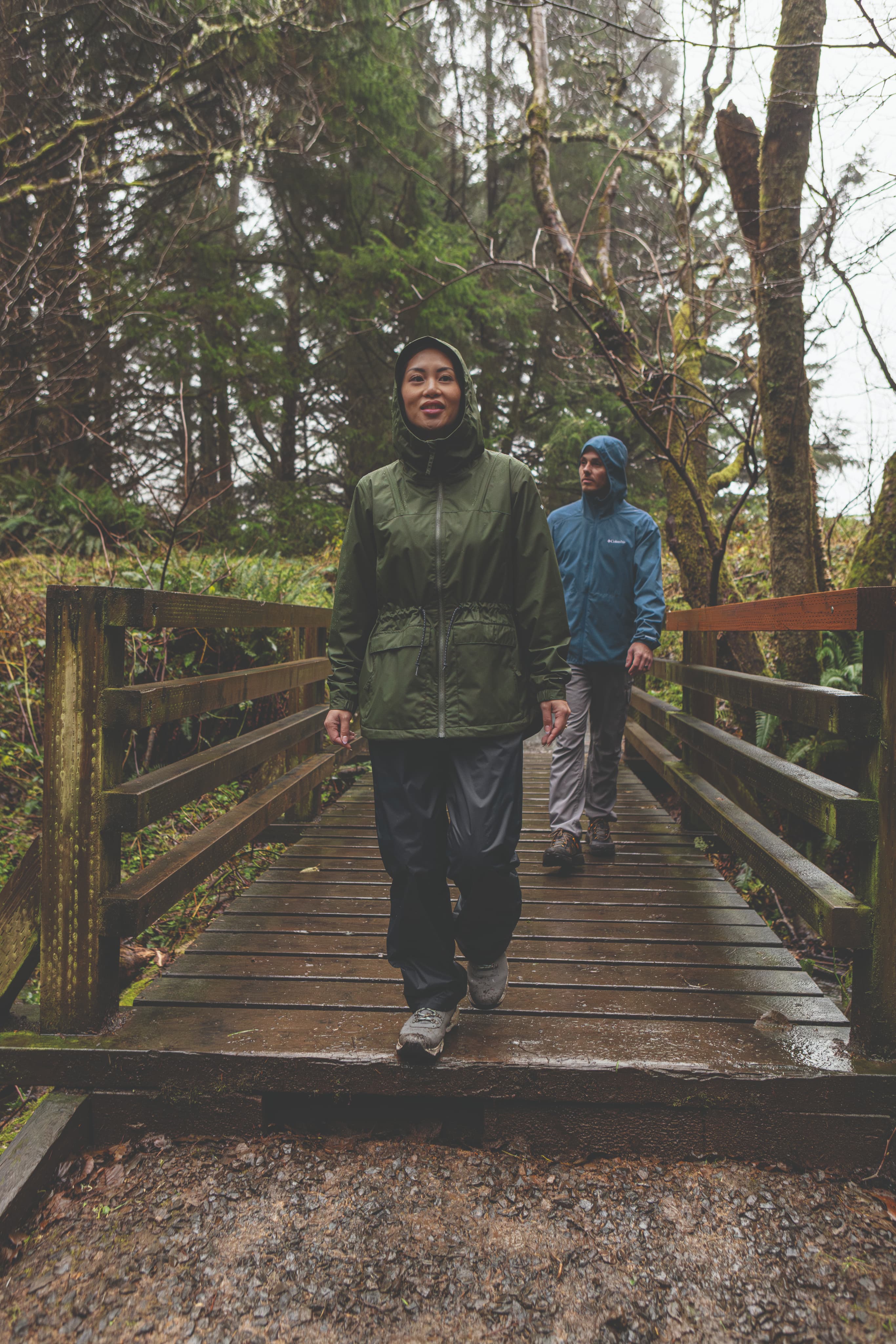 Randonneurs sur un pont