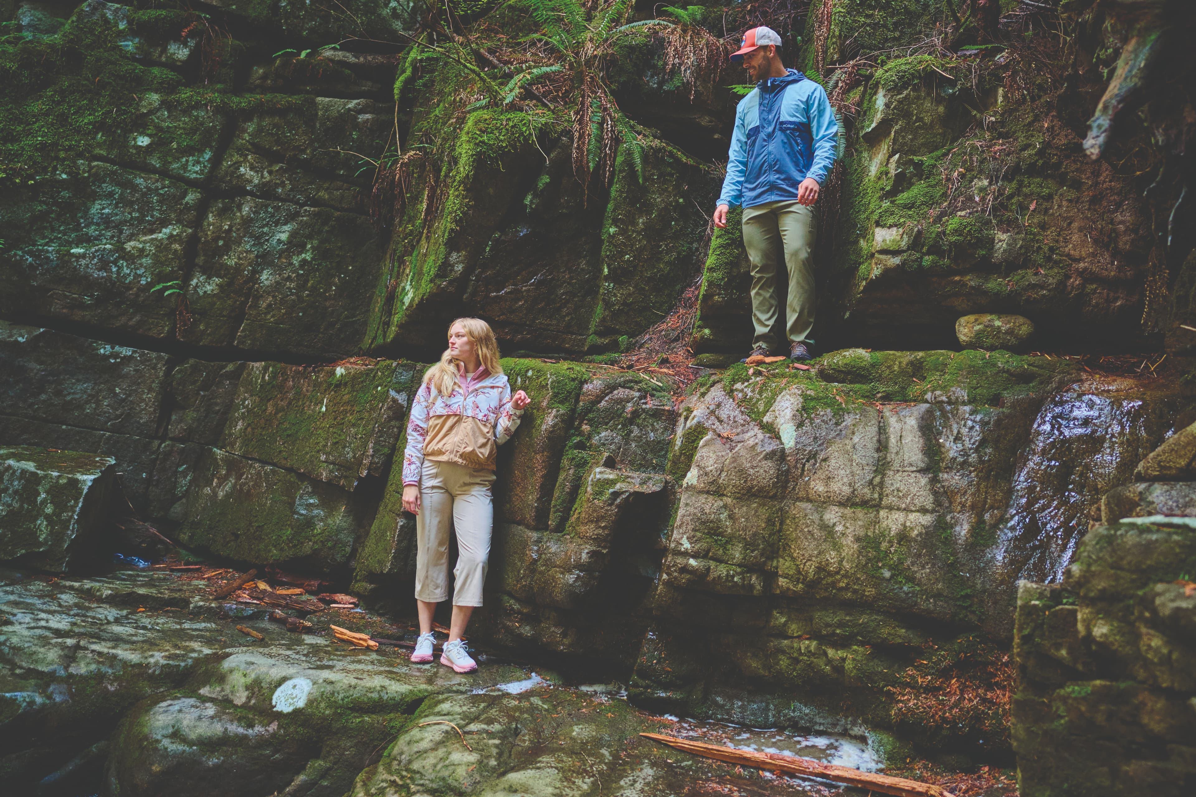 Deux randonneurs dans la forêt